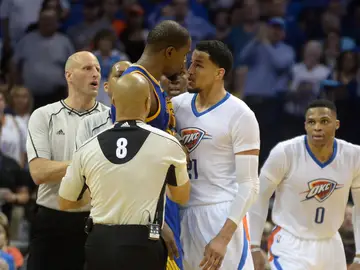 Kevin Durant se encara con Robertson ante la mirada de Westbrook Kevin Durant se encara con Robertson ante la mirada de Westbrook