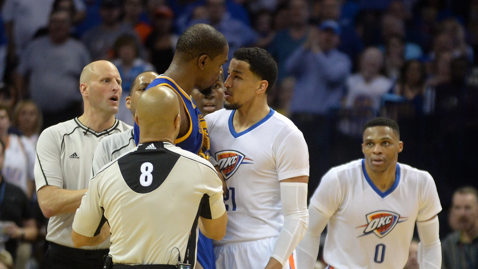 Kevin Durant se encara con Robertson ante la mirada de Westbrook Kevin Durant se encara con Robertson ante la mirada de Westbrook