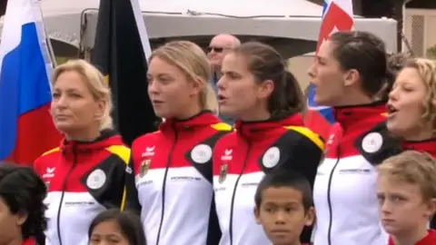El equipo alemán de la Copa Federación, escuchando el himno nazi El equipo alemán de la Copa Federación, escuchando el himno nazi