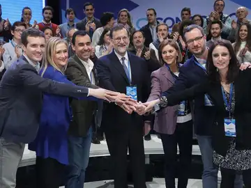 Rajoy, reelegido sin fisuras, mantiene a Cospedal como número dos del PP Rajoy, reelegido sin fisuras, mantiene a Cospedal como número dos del PP