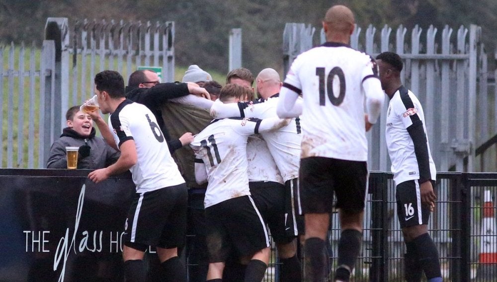 Los jugadores del Corby Town, celebrando un gol