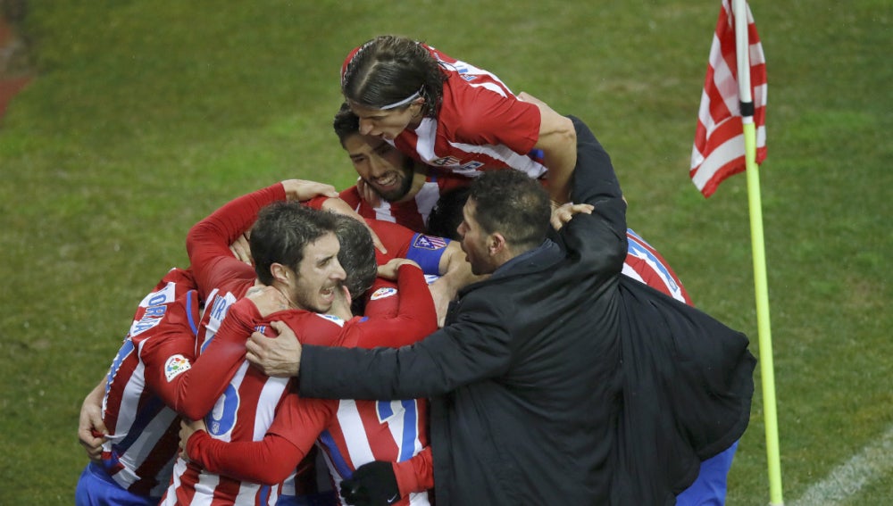Simeone celebra un gol con los jugadores del Atlético