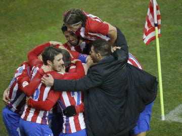 Simeone celebra un gol con los jugadores del Atlético