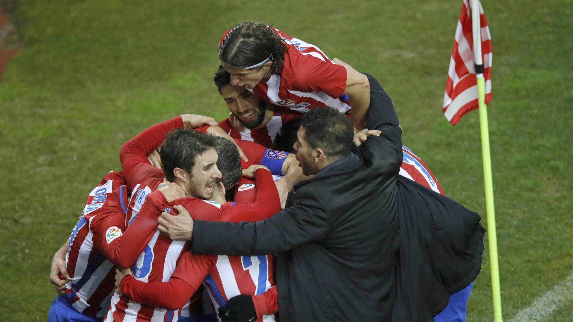 Simeone celebra un gol con los jugadores del Atlético Simeone celebra un gol con los jugadores del Atlético