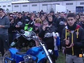 Frame 92.379166 de: Decenas de personas homenajean al jóven que murió arrollado por dos motos en Valencia