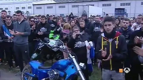 Frame 92.379166 de: Decenas de personas homenajean al jóven que murió arrollado por dos motos en Valencia Frame 92.379166 de: Decenas de personas homenajean al jóven que murió arrollado por dos motos en Valencia