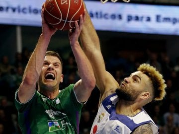 Nemanja Nedovic Y Jeffery Taylor durante una jugada del Unicaja-Real Madrid