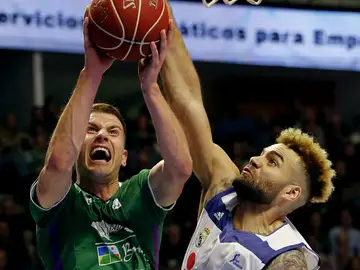Nemanja Nedovic Y Jeffery Taylor durante una jugada del Unicaja-Real Madrid Nemanja Nedovic Y Jeffery Taylor durante una jugada del Unicaja-Real Madrid