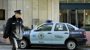 Coche y agente de polic&iacute;a en Argentina
