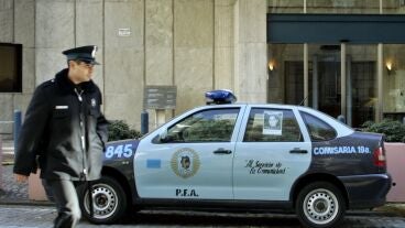 Coche y agente de polic&iacute;a en Argentina