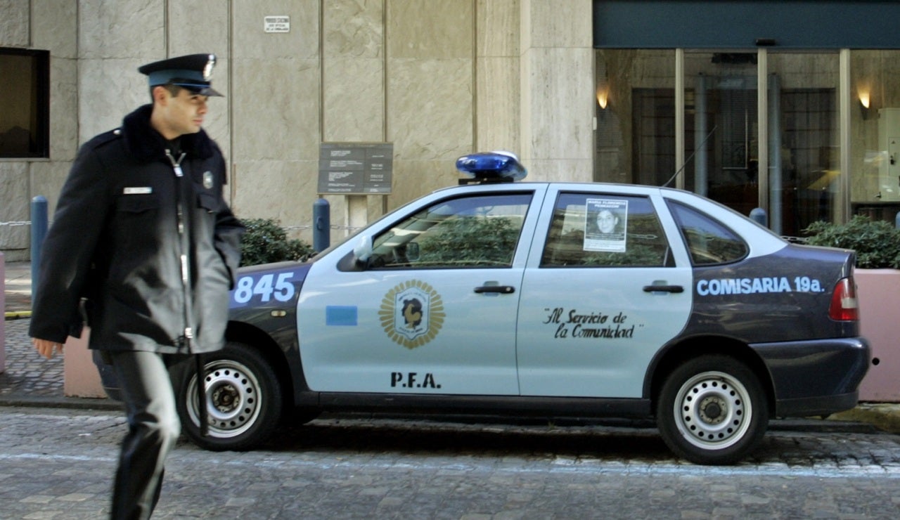 Coche y agente de polic&iacute;a en Argentina
