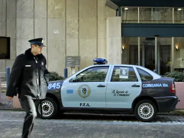 Coche y agente de policía en Argentina Coche y agente de policía en Argentina