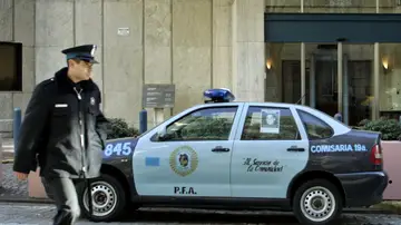 Coche y agente de policía en Argentina