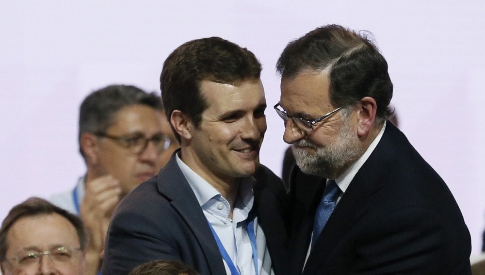 El vicesecretario de Comunicación del PP, Pablo Casado, y el presidente del Gobierno y del partido, Mariano Rajoy