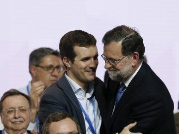 El vicesecretario de Comunicación del PP, Pablo Casado, y el presidente del Gobierno y del partido, Mariano Rajoy