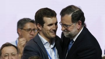 El vicesecretario de Comunicación del PP, Pablo Casado, y el presidente del Gobierno y del partido, Mariano Rajoy