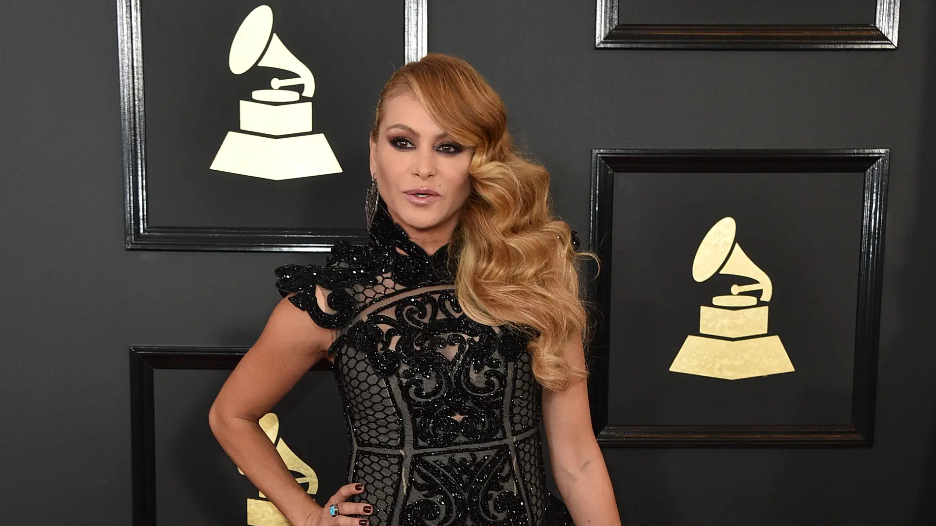 Paulina Rubio eligió el clásico negro para la ocasión entre transparencias