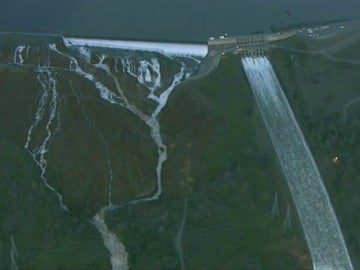 Frame 2.936146 de: Casi 200.000 evacuados en California por daños en la presa Oroville