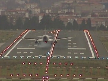 Frame 18.898969 de: Las intensas rachas de viento en País Vasco ponen a prueba la destreza de los pilotos en varios aterrizajes