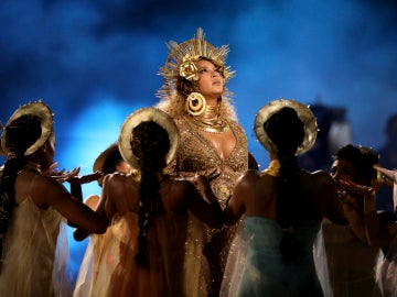 Actuación embarazada de Beyoncé en los Premios Grammy 2017