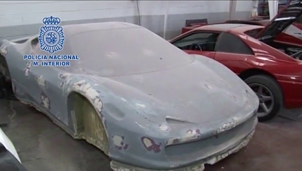 Frame 63.23879 de: Desmantelado un taller ilegal en Girona donde replicaban coches de lujo 