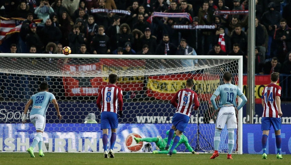 Fernando Torres lanza el penalti que no entraría ante el Celta