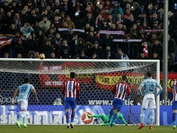 Fernando Torres lanza el penalti que no entraría ante el Celta