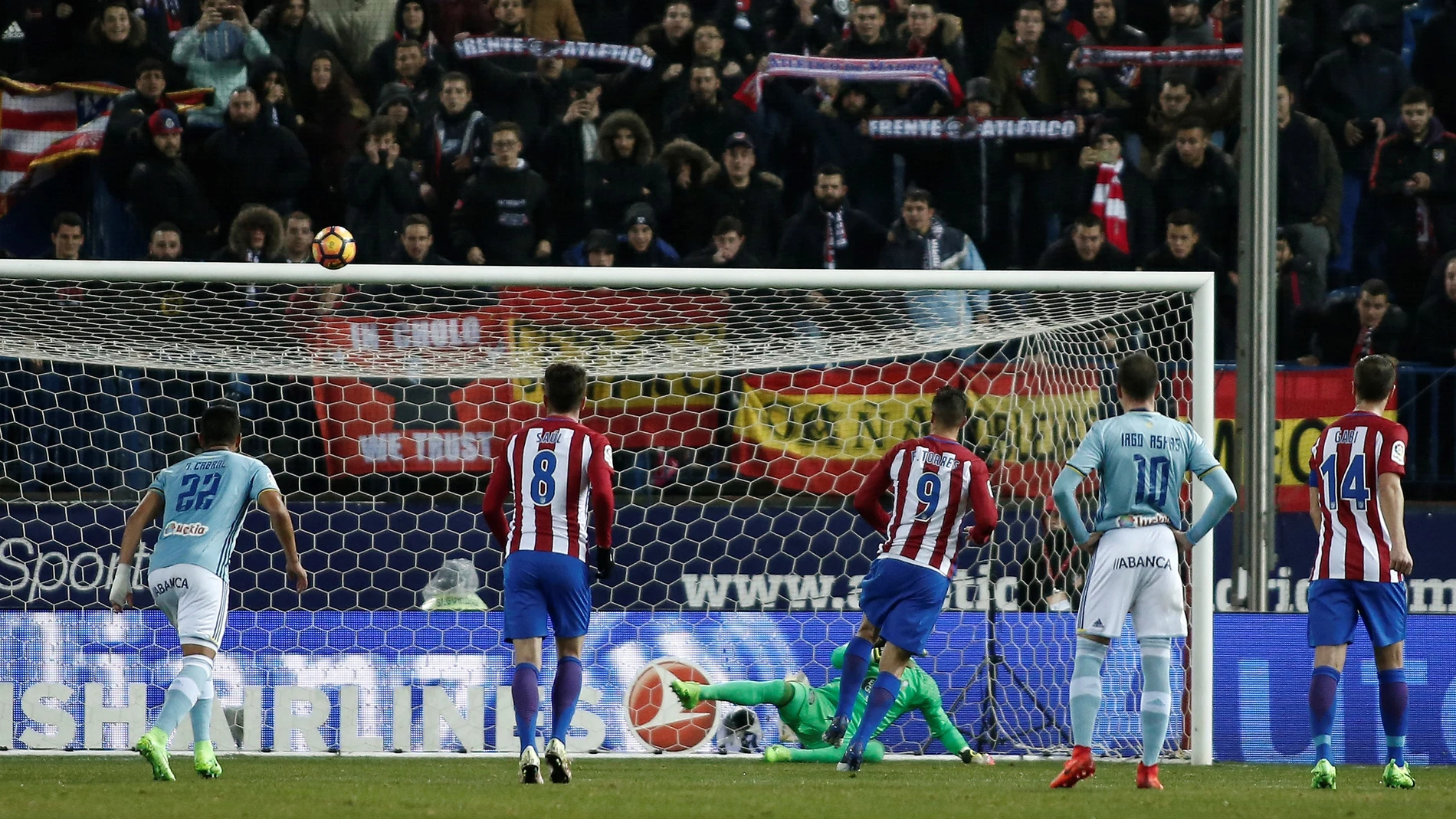 Fernando Torres lanza el penalti que no entraría ante el Celta Fernando Torres lanza el penalti que no entraría ante el Celta