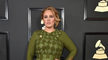 Adele optó por este vestido en verde oliva