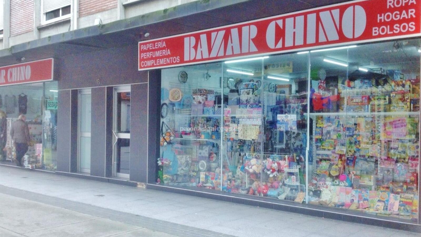 Una mujer de 87 años se queda atrapada en un bazar de Torrelavega (Cantabria) y pide ayuda desde el escaparate 