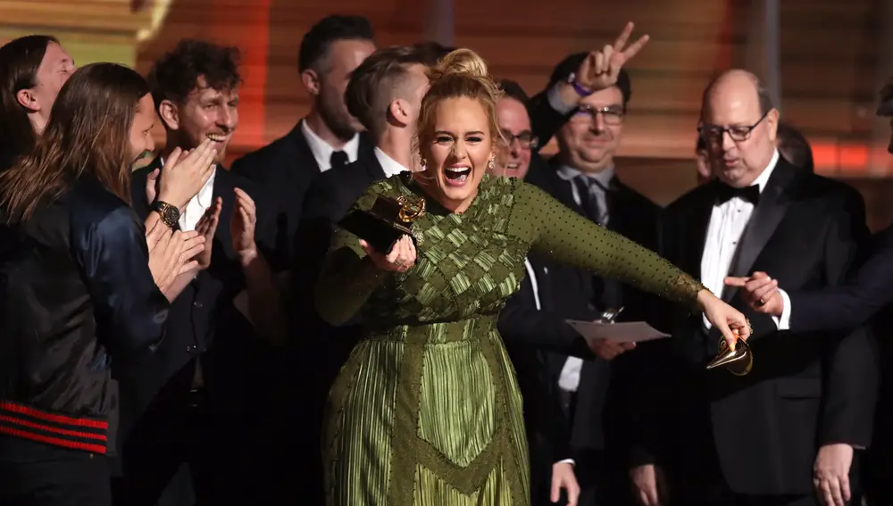 Adele con su Premio Grammy roto por la mitad
