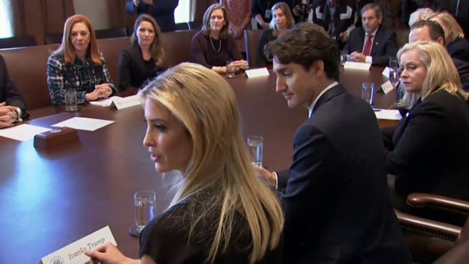 Trudeau dice que no dará lecciones a Trump, aunque Canadá está abierta a los refugiados