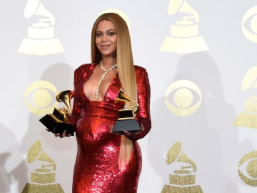 Beyoncé posa embarazada con sus dos premios Grammy