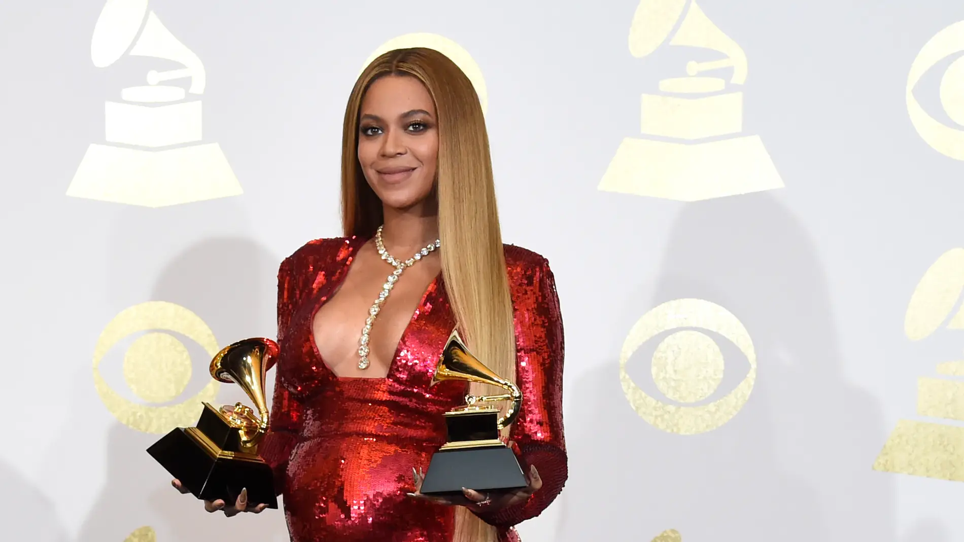 Beyoncé posa embarazada con sus dos premios Grammy
