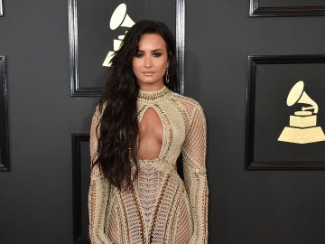 Demi Lovato con un escotado diseño en nude