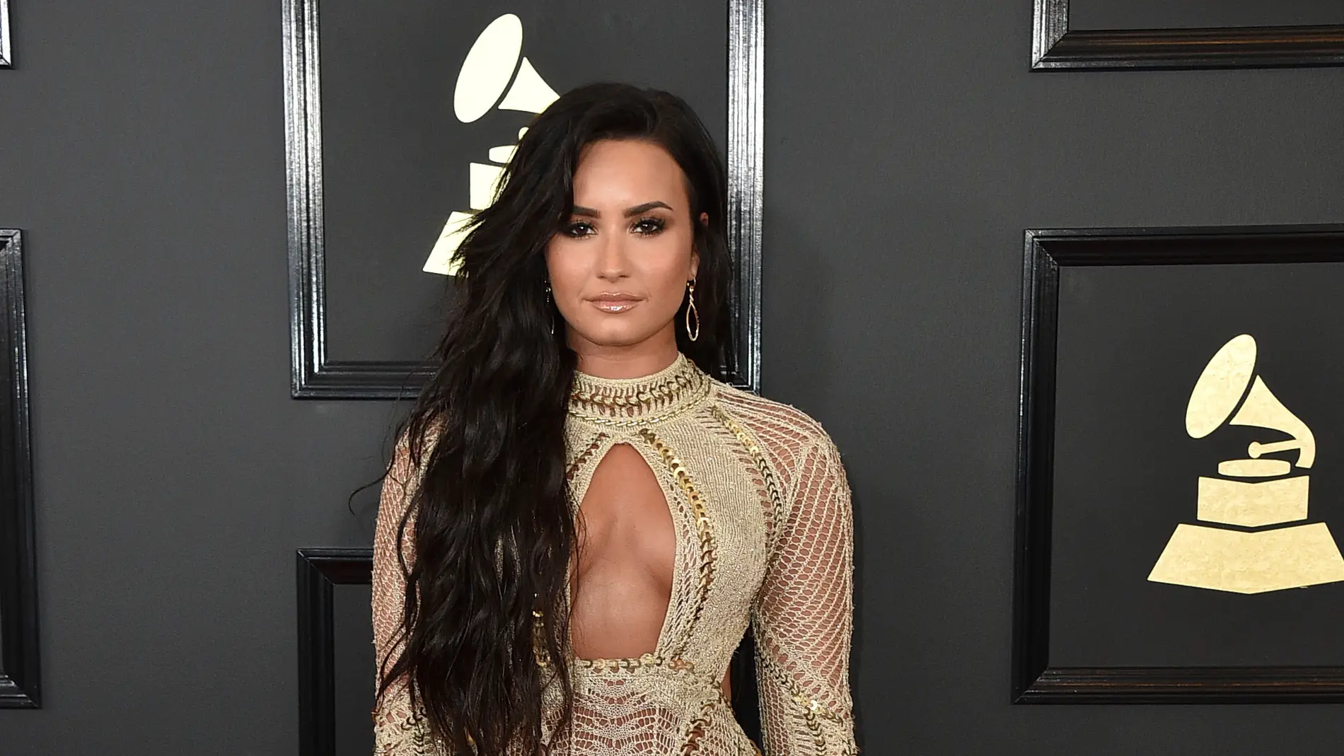 Demi Lovato con un escotado diseño en nude