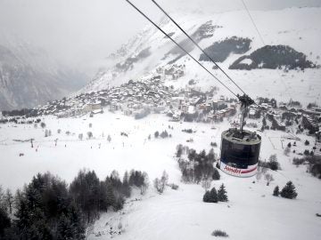 Imagen de archivo de una estación de esquí en los Alpes franceses