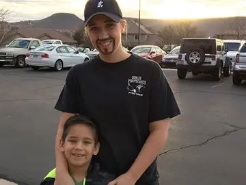 La mujer disfrazada de hombre junto a su hijo La mujer disfrazada de hombre junto a su hijo