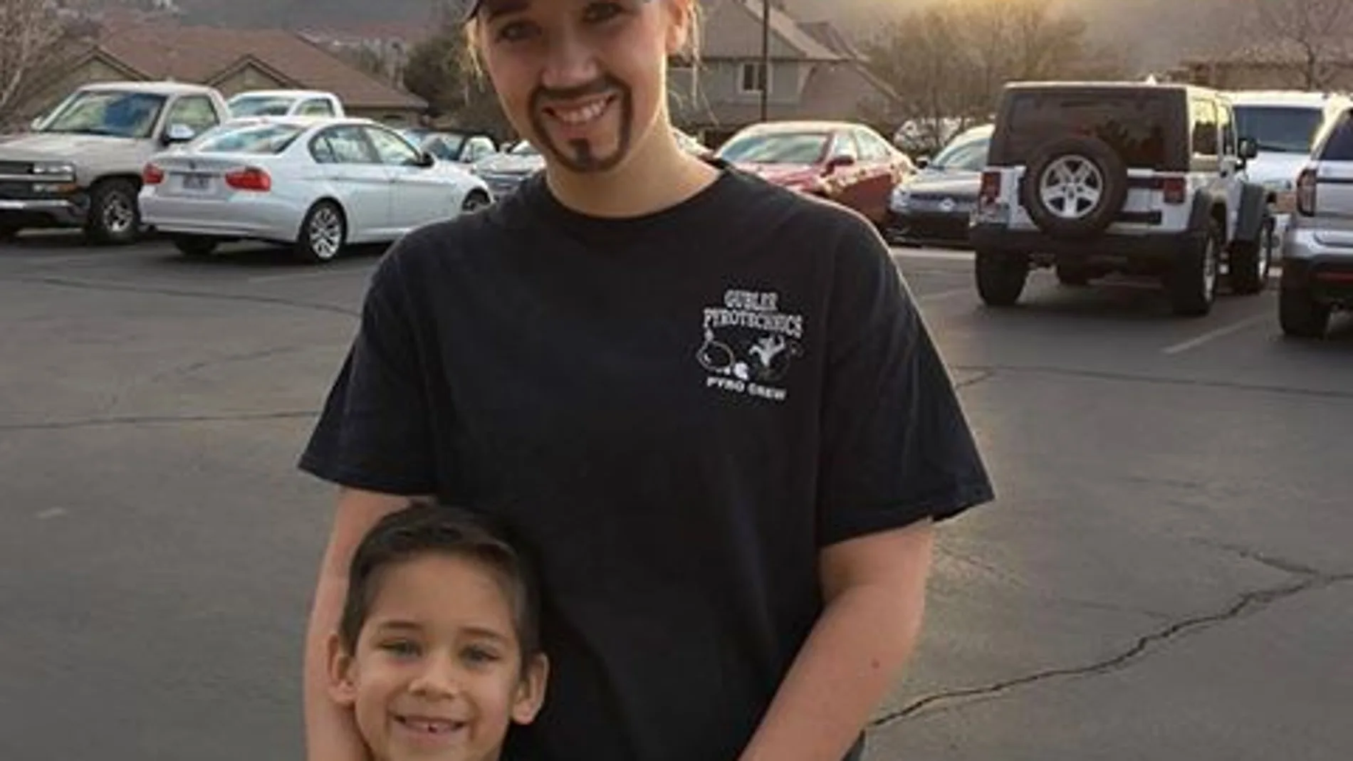 La mujer disfrazada de hombre junto a su hijo La mujer disfrazada de hombre junto a su hijo