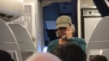 La piloto durante su discurso ante los pasajeros