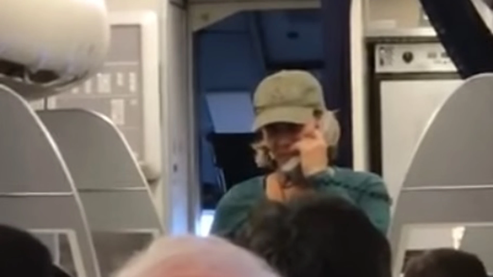 La piloto durante su discurso ante los pasajeros La piloto durante su discurso ante los pasajeros