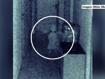 Frame 54.091819 de: Un concejal asegura haber captado la imagen de una niña fantasma con su móvil en el ayuntamiento