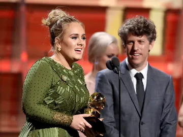 Adele durante su discurso en los Grammy 2017 Adele durante su discurso en los Grammy 2017