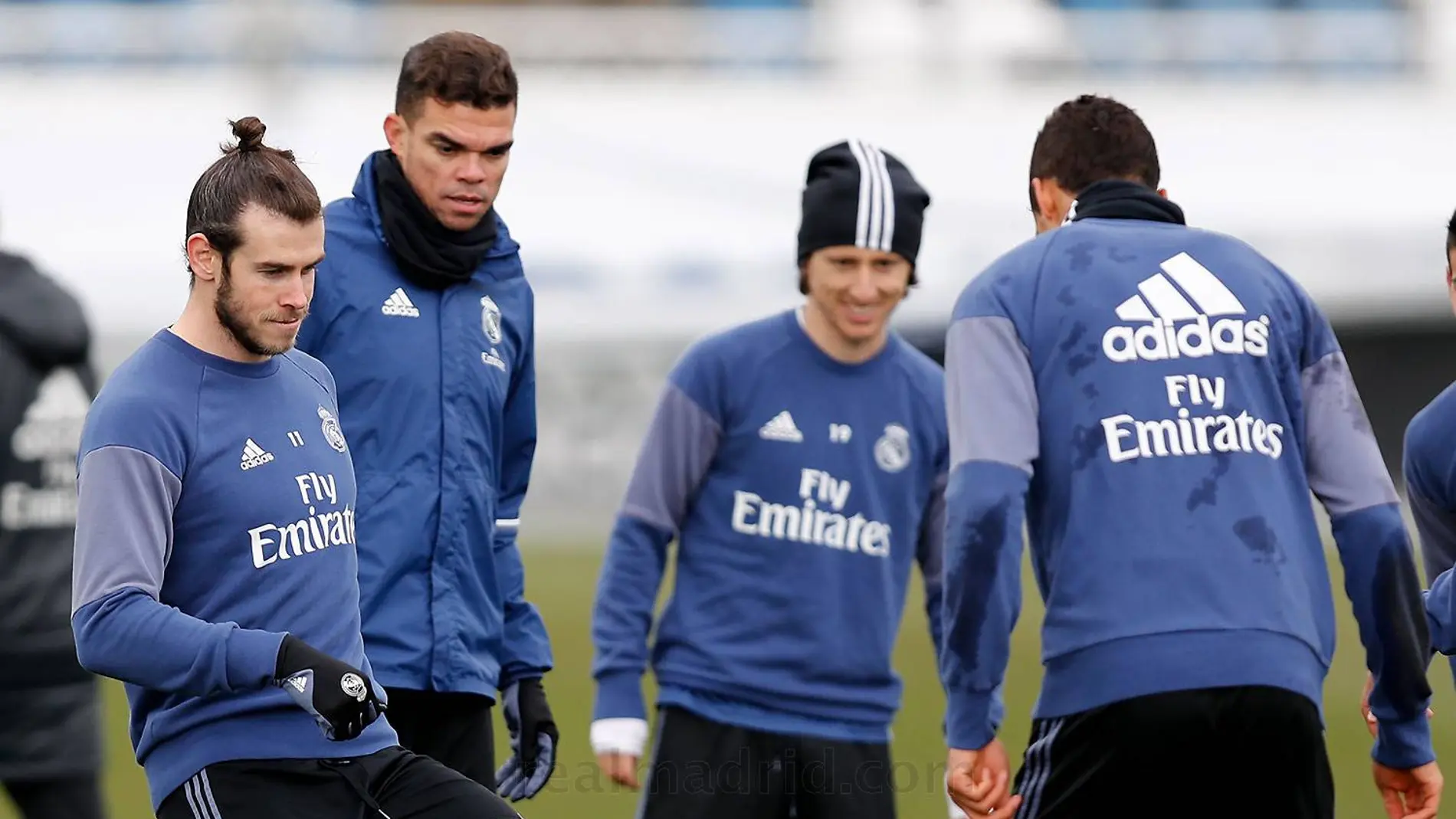 Gareth Bale pasa el balón en un entrenamiento con el Real Madrid