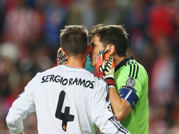 Casillas y Sergio Ramos en un partido con el Real Madrid