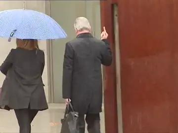 Frame 6.84 de: Pablo Crespo hace una "peineta" en la entrada a la Audiencia Nacional Frame 6.84 de: Pablo Crespo hace una "peineta" en la entrada a la Audiencia Nacional