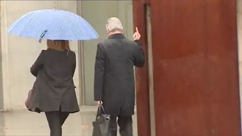 Frame 6.84 de: Pablo Crespo hace una "peineta" en la entrada a la Audiencia Nacional Frame 6.84 de: Pablo Crespo hace una "peineta" en la entrada a la Audiencia Nacional