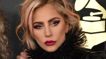 Lady Gaga, con escotado conjunto de plumas
