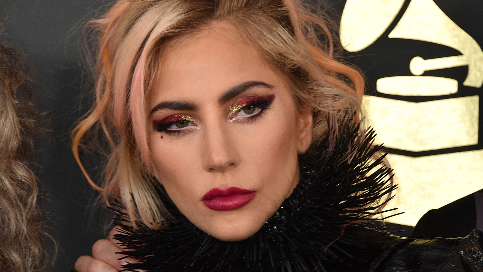 Lady Gaga, con escotado conjunto de plumas