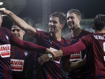 Los jugadores del Eibar celebrando uno de los goles